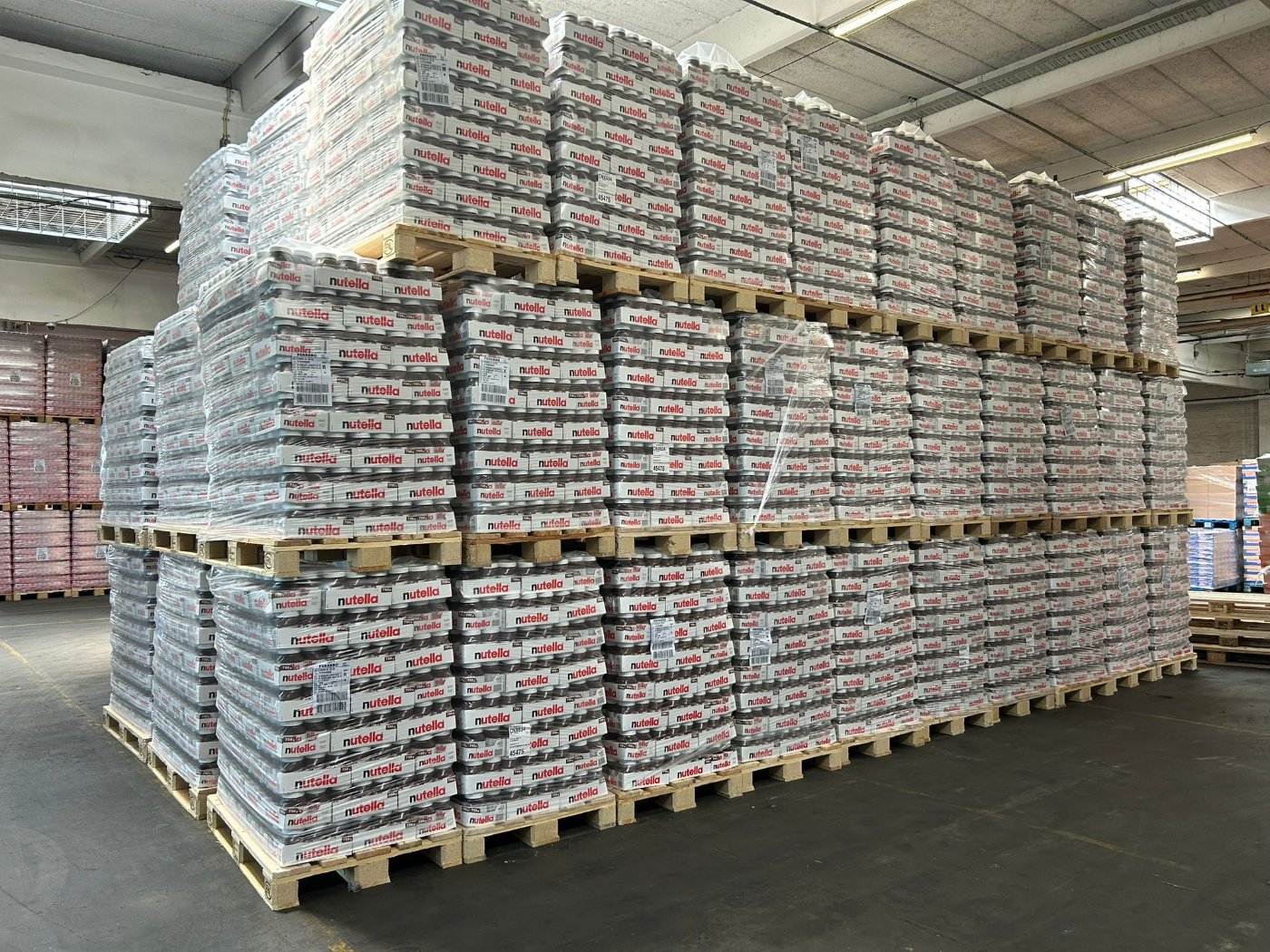 FMCG-Großhandel — palettierte Markenware im Lager
